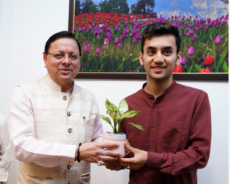 मुख्यमंत्री श्री पुष्कर सिंह धामी से मुख्यमंत्री आवास में बैडमिंटन खिलाड़ी लक्ष्य सेन ने भेंट की।